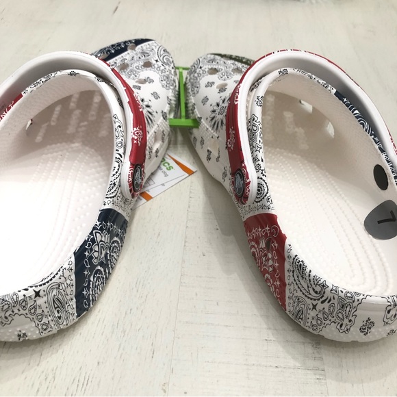 CROCS Classic Bandana White Multicolor Clogs Unisex Sz W7-M5 NWT - Picture 13 of 16